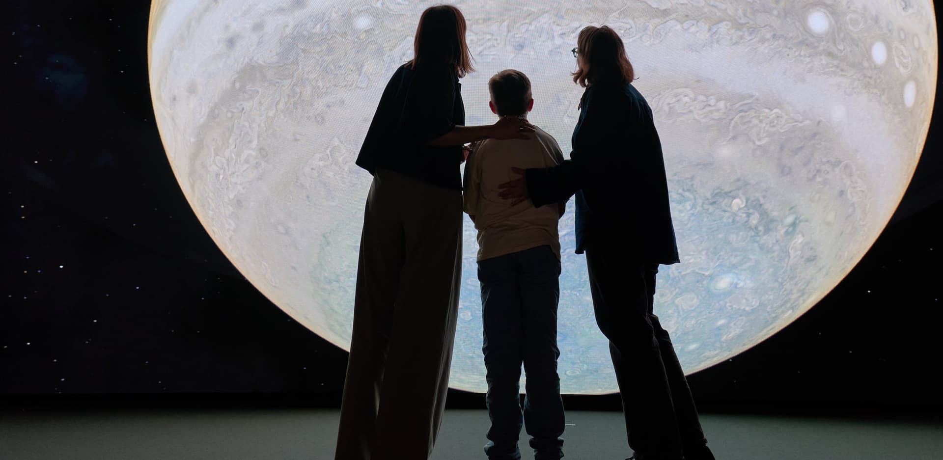 Skupina lidí společně v planetáriu